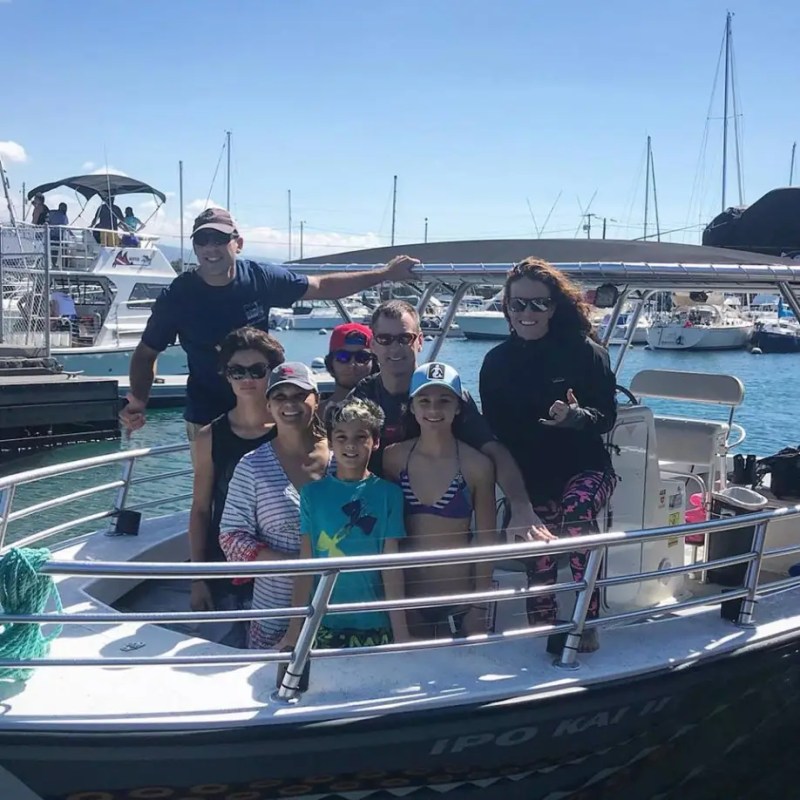 24232056_1637175742969115_6248699251569247119_n a group of people standing on a boat